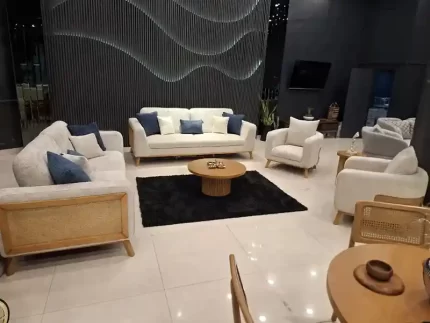 چیدمان کامل مبل راحتی ۸ نفره حصیری با دو کاناپه و دو مبل تک نفره