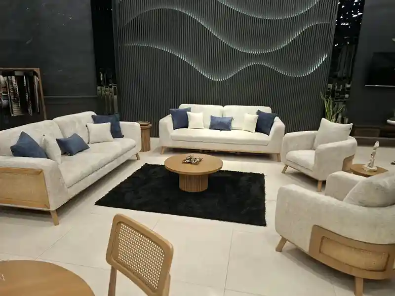 Hasiri 4 نمای دیگر از چیدمان مبل ۸ نفره حصیری در فضای نمایشگاهی